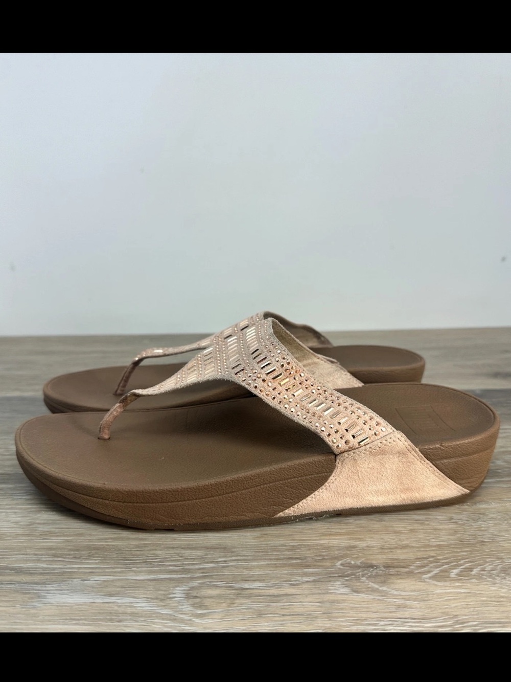 FitFlop Incastone Womens Sz 10  Nude Studded Thong Sandal Rose Gold. Preowned.